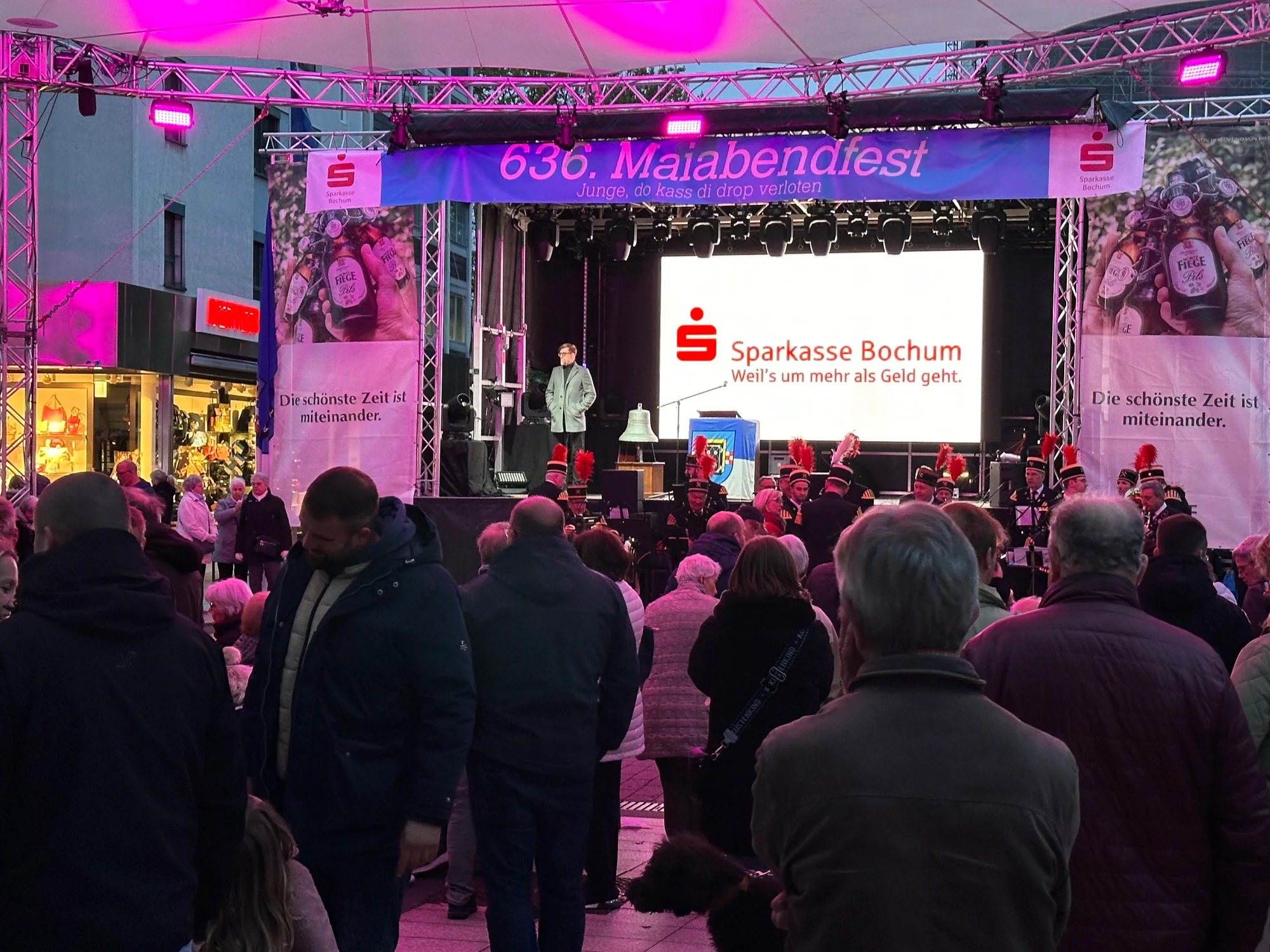 Publikum vor der Bühne beim Maiabendfest in Bochum