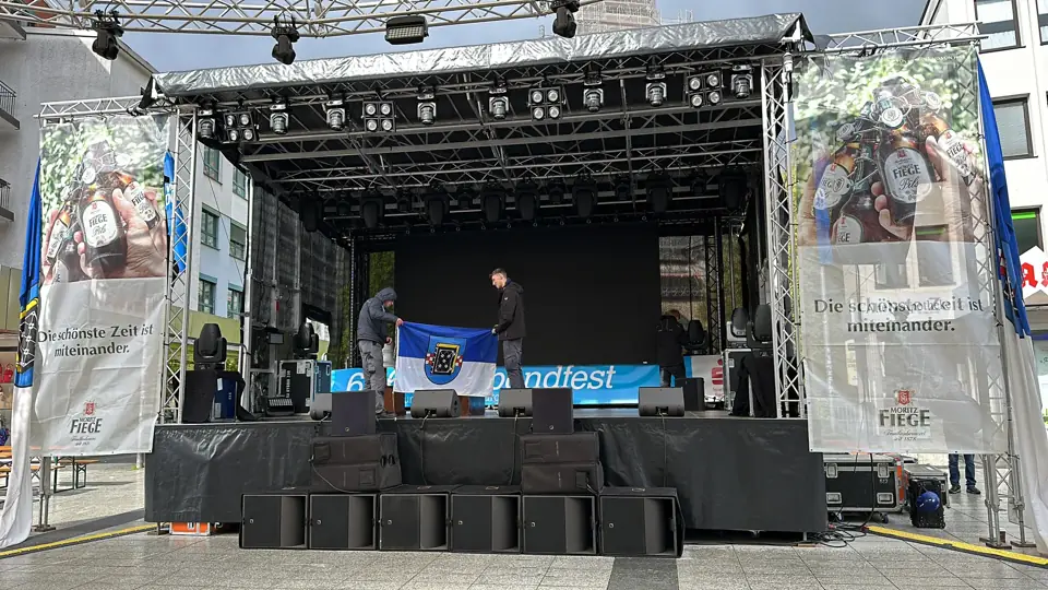 Überdachte Open-Air-Bühne beim Maiabendfest in Bochum