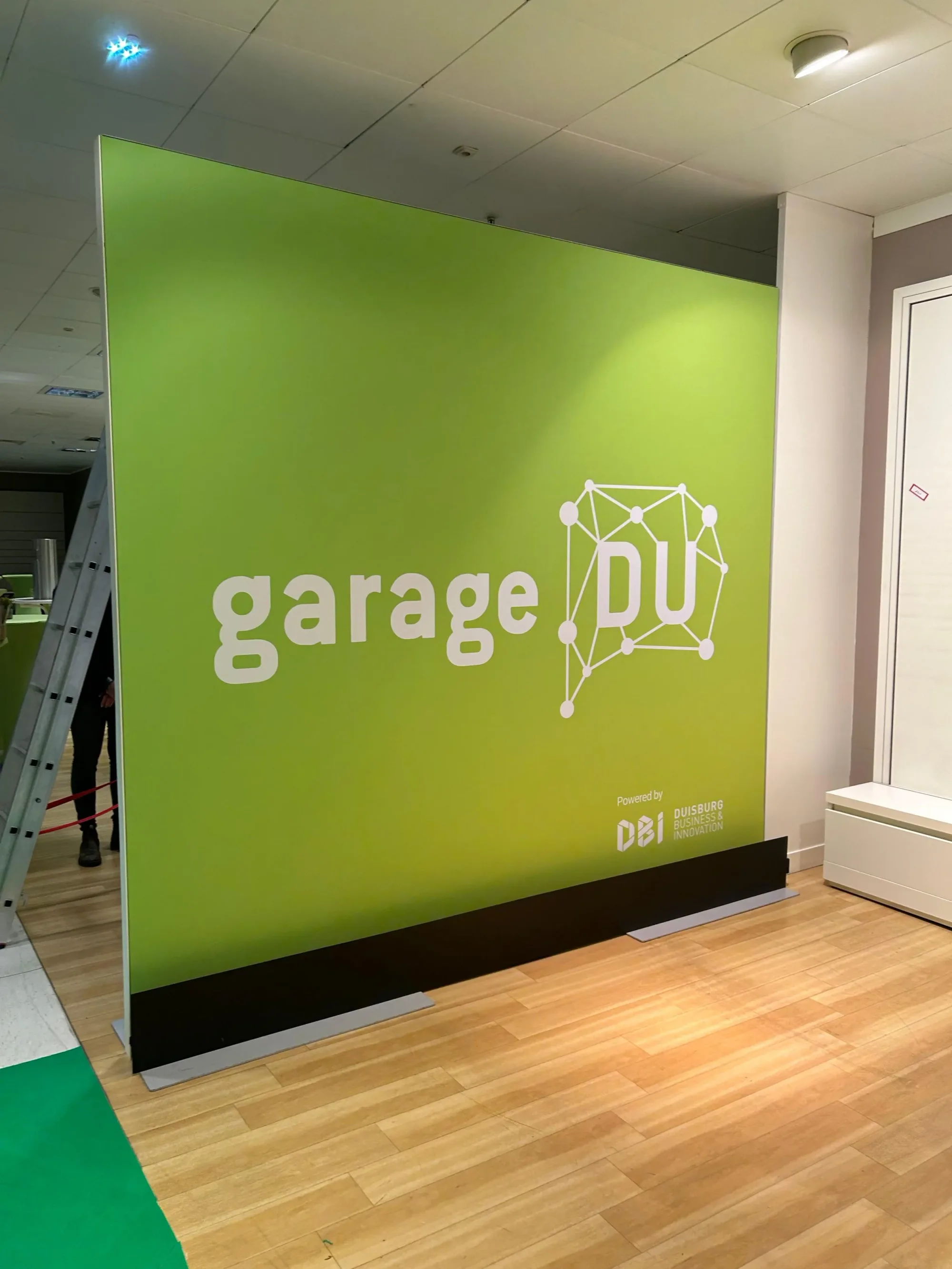 Messestand mit integrierter Video- und Standtechnik