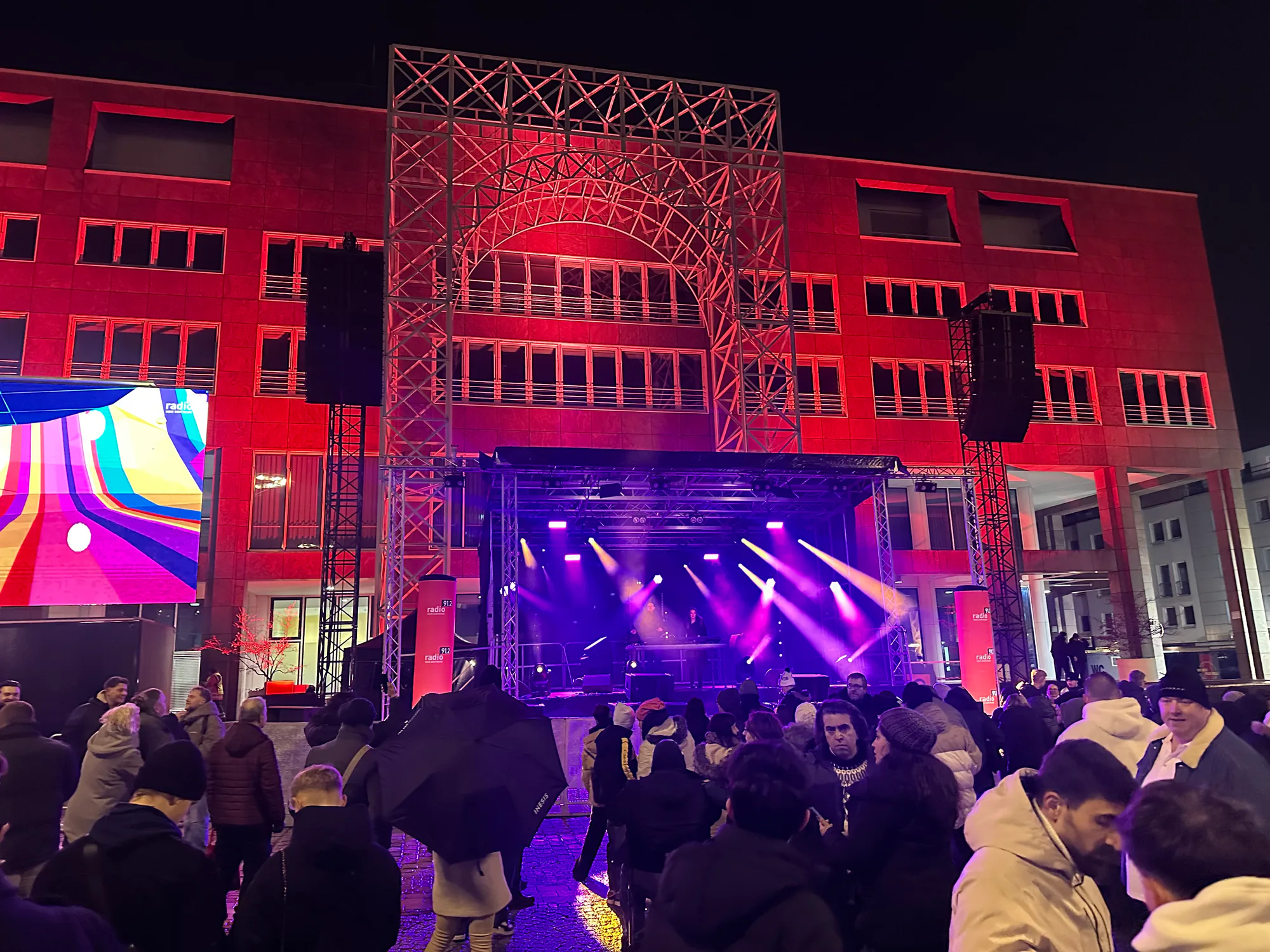 Outdoor-LED-Trailer neben der Bühne auf dem Friedensplatz Dortmund