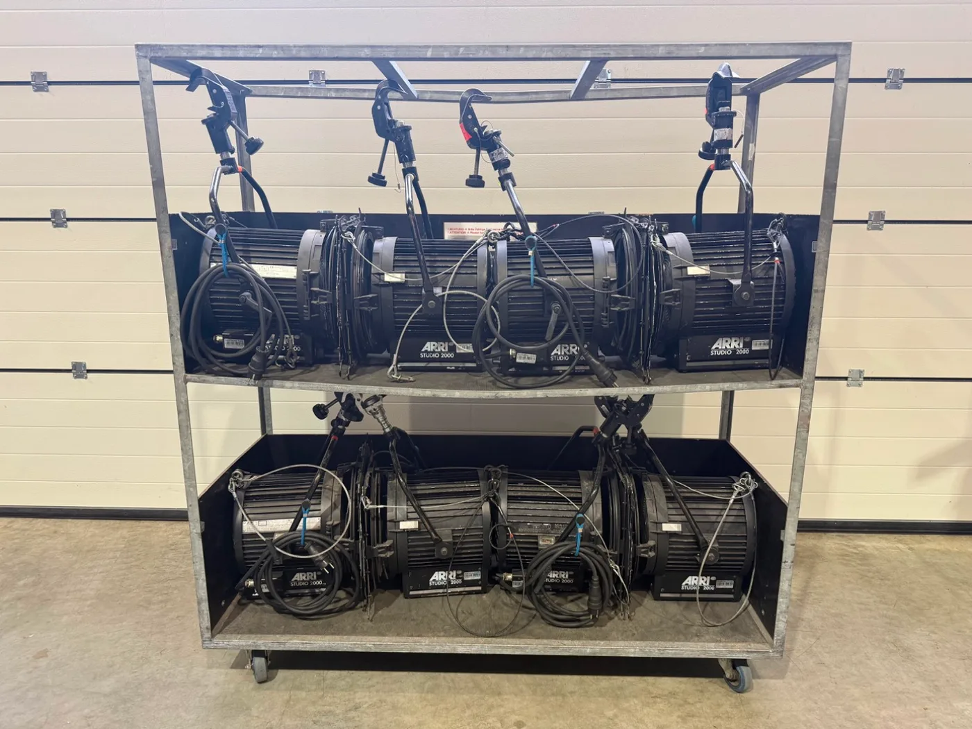 8 × ARRI Studio 2000 im Dolly – Gesamtansicht