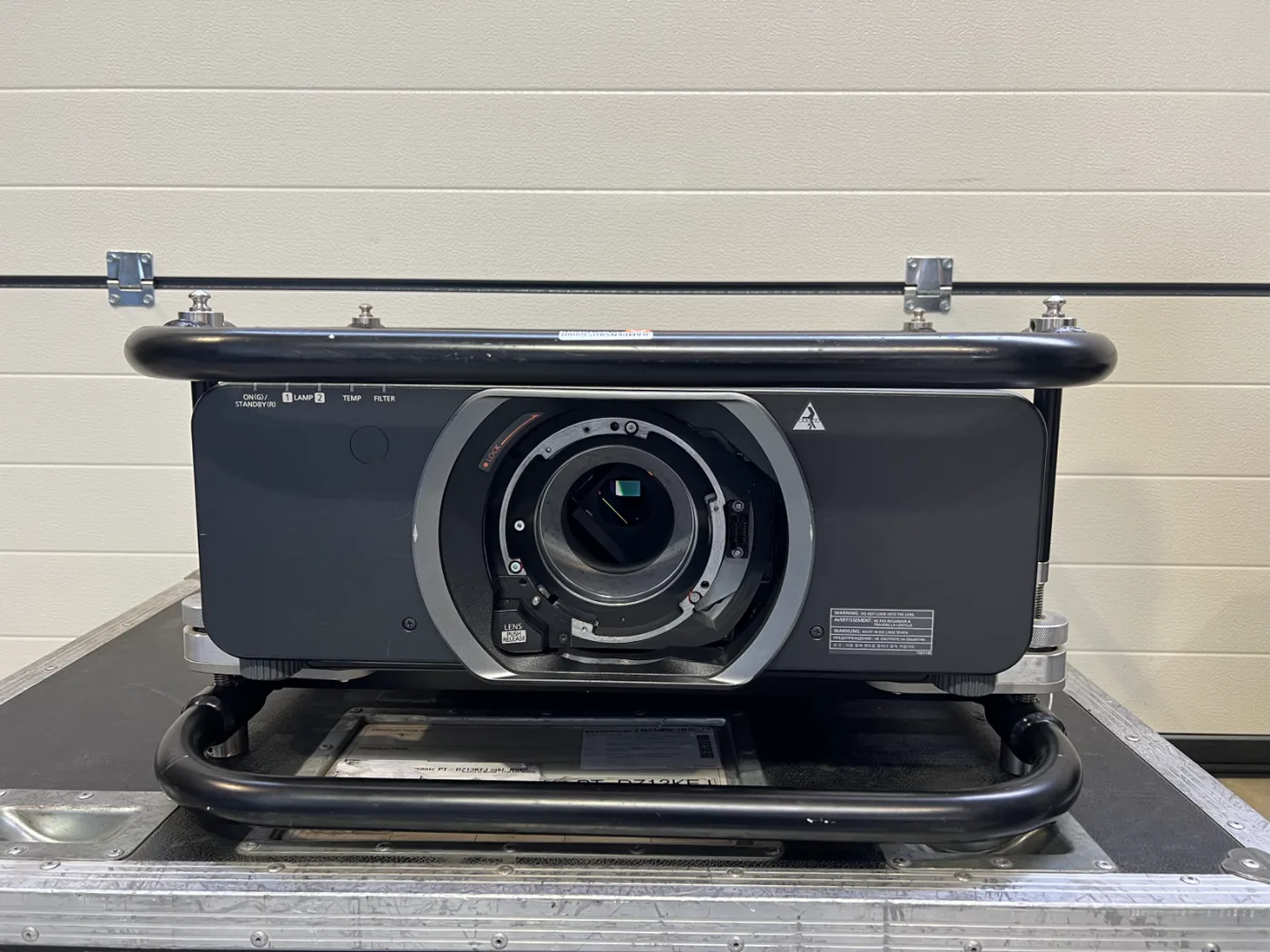 Panasonic PT-DZ13K im Case – Gesamtansicht