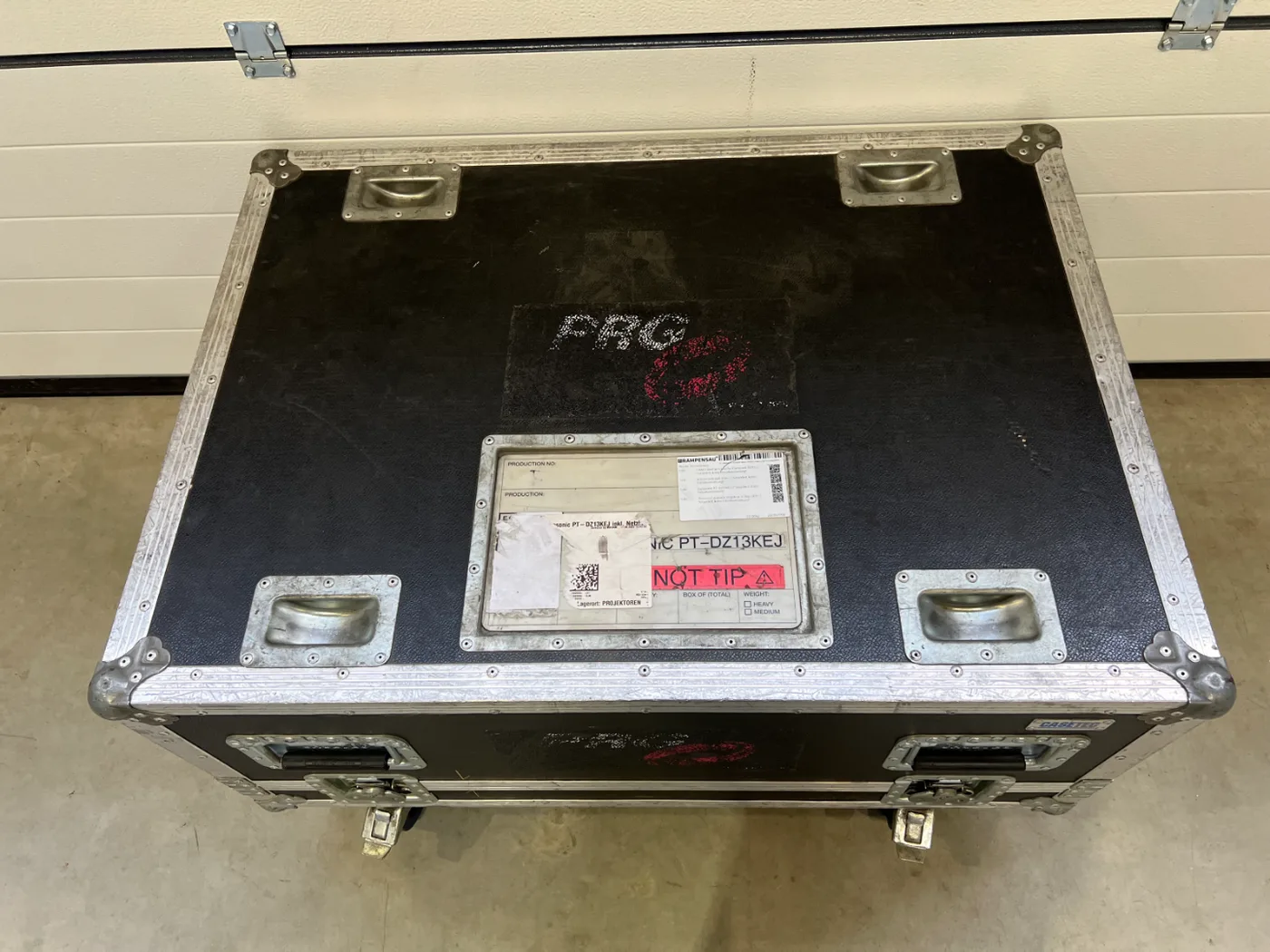 Panasonic PT-DZ13K im Case – Detailansicht 1