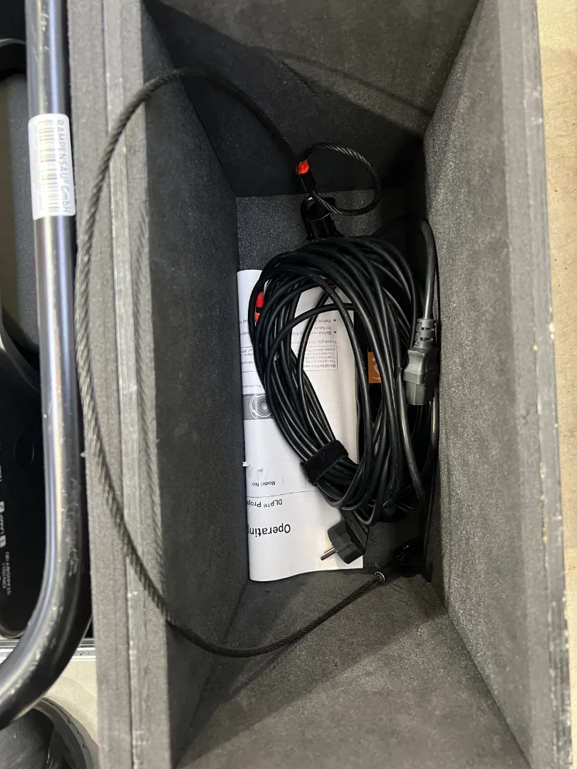 Panasonic PT-DZ13K im Case – Detailansicht 2