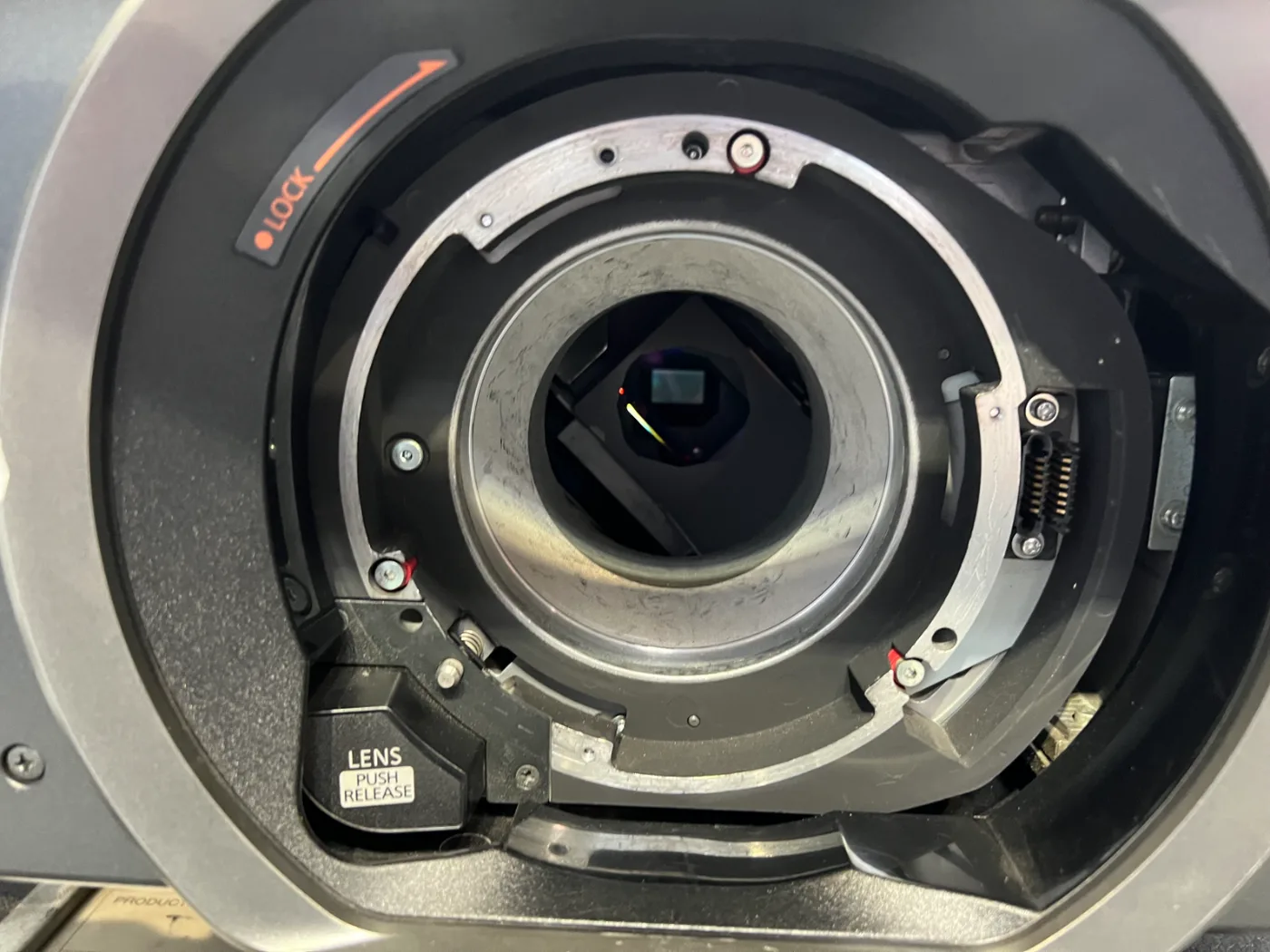 Panasonic PT-DZ13K im Case – Detailansicht 3