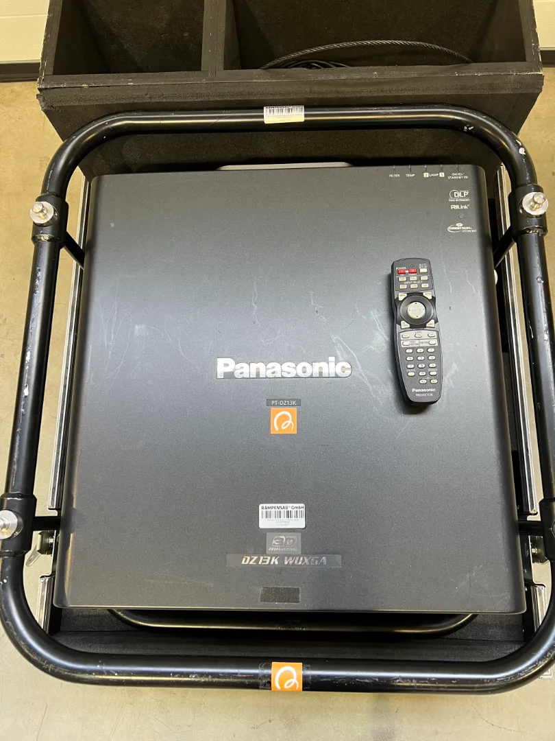 Panasonic PT-DZ13K im Case – Detailansicht 4