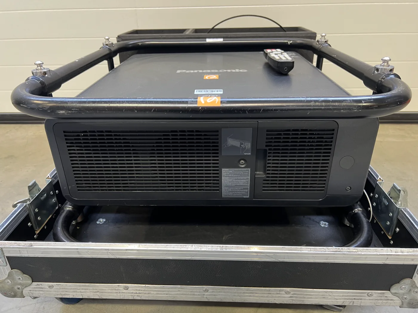 Panasonic PT-DZ13K im Case – Detailansicht 6