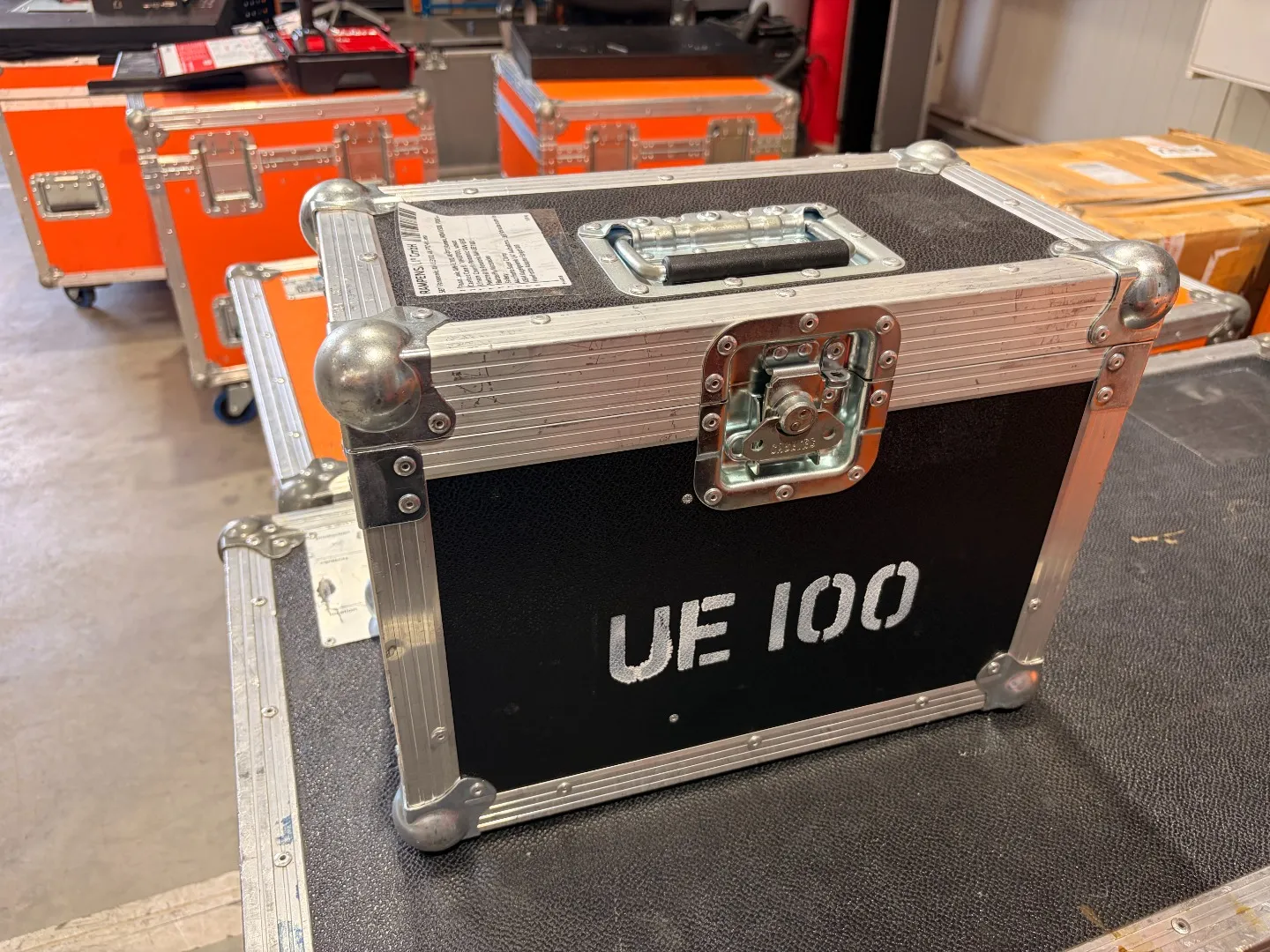 Panasonic AW-UE100 4K-PTZ-Kamera im Case – Gesamtansicht