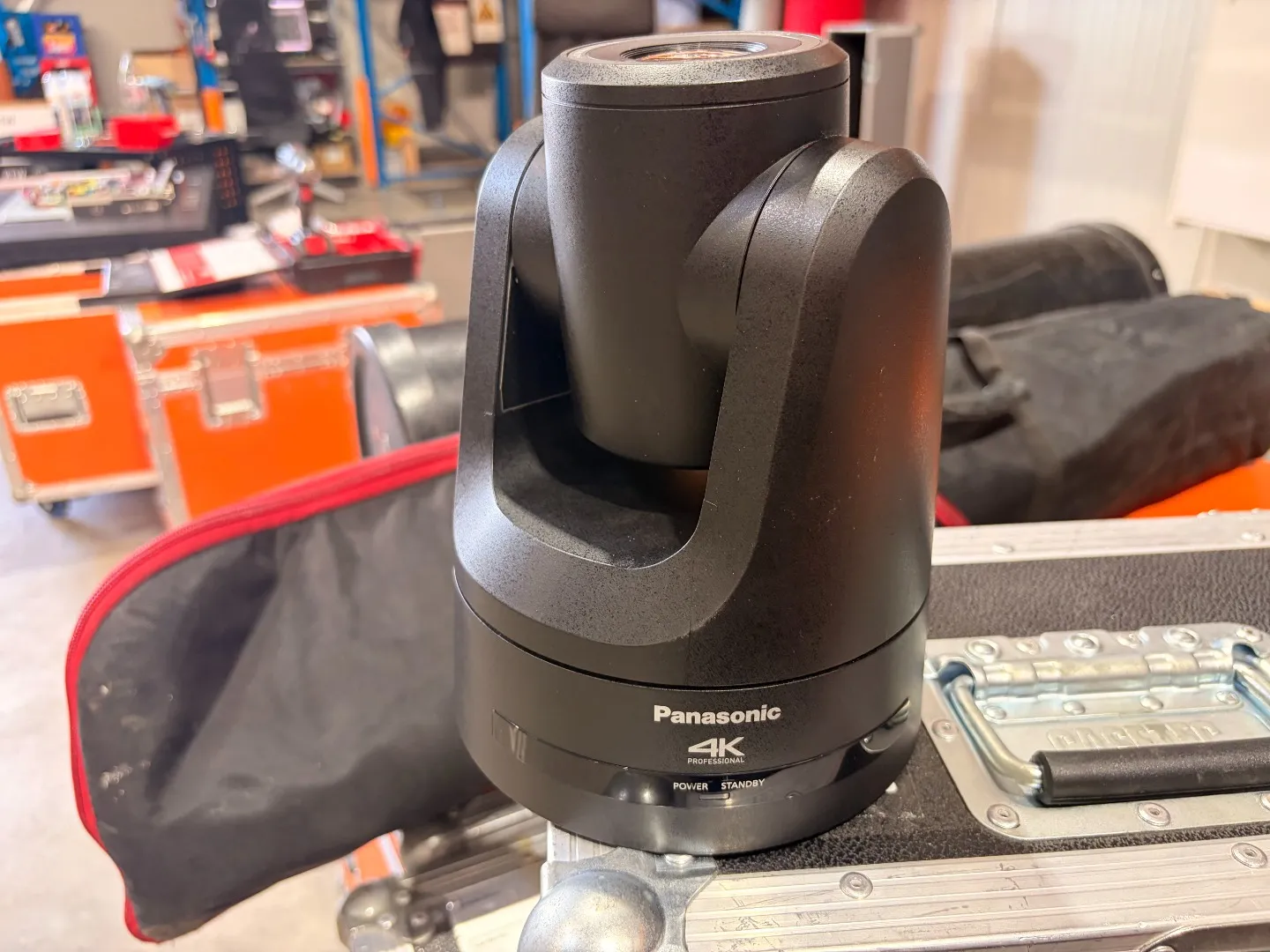 Panasonic AW-UE100 4K-PTZ-Kamera im Case – Detailansicht 1