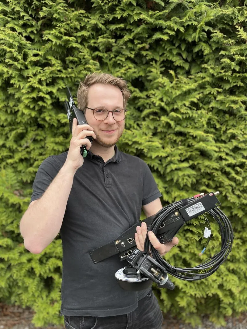 Matthias Jann von RAMPENSAU mit Peplink-Bonding-Router, Mobilfunkantenne und Kabeln