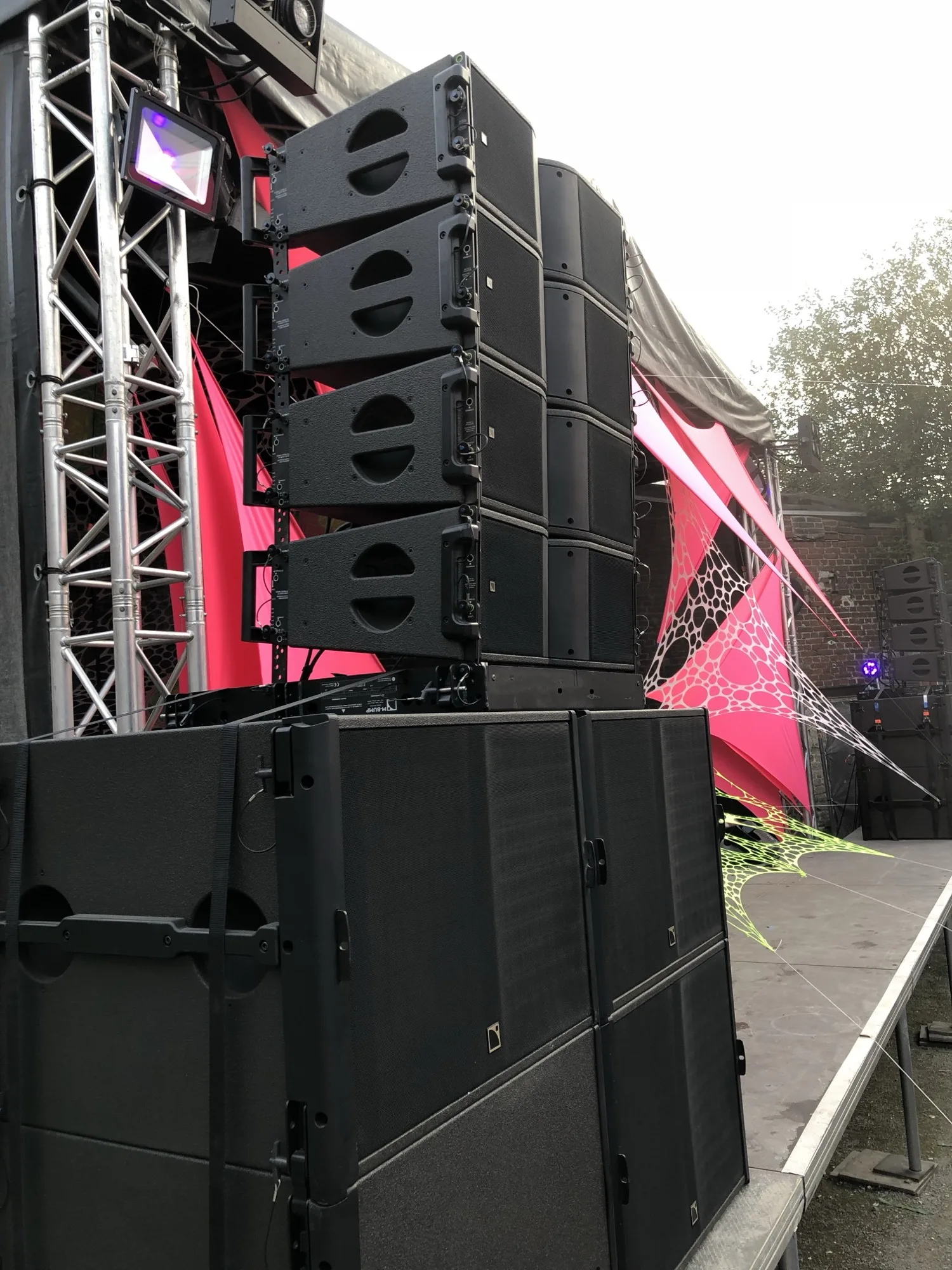 Nahaufnahme eines L-Acoustics Line-Arrays