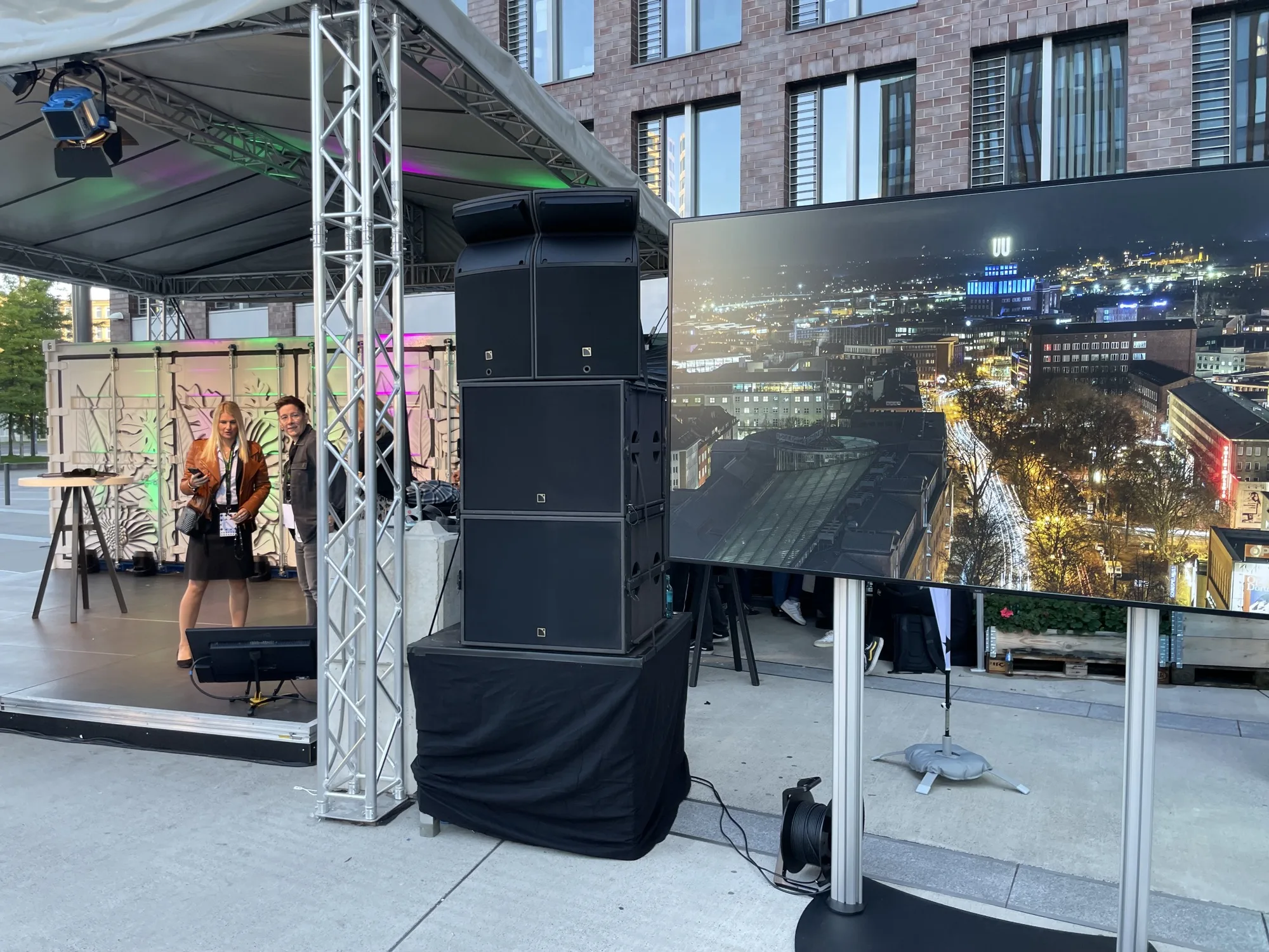 L-Acoustics Stack neben Bühne und LED-Screen bei einer Outdoor-Veranstaltung