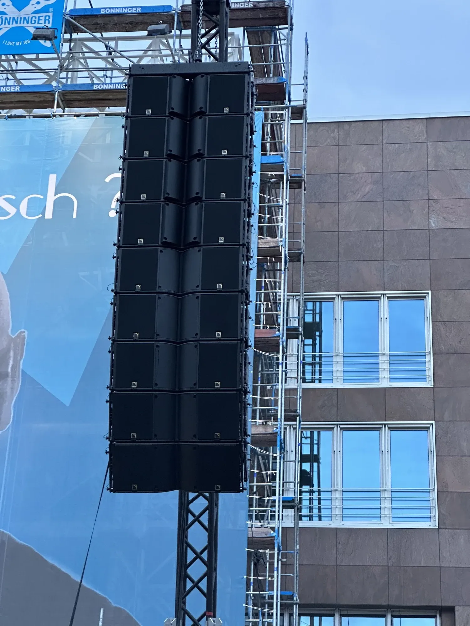 L-Acoustics Array im Traversenrigging