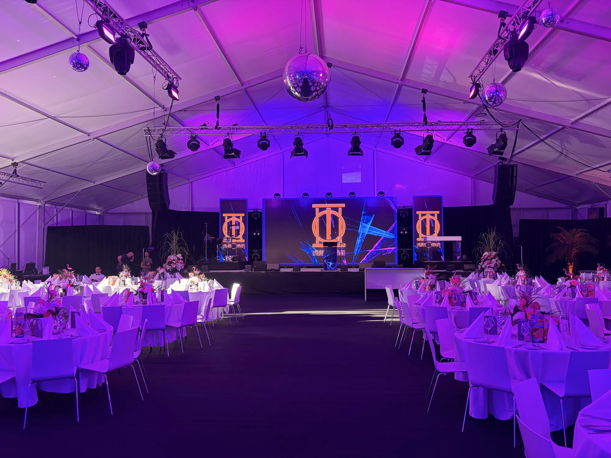 LED-Mittelfläche mit zwei seitlichen Hochkant-Screens bei einer Gala im Festzelt