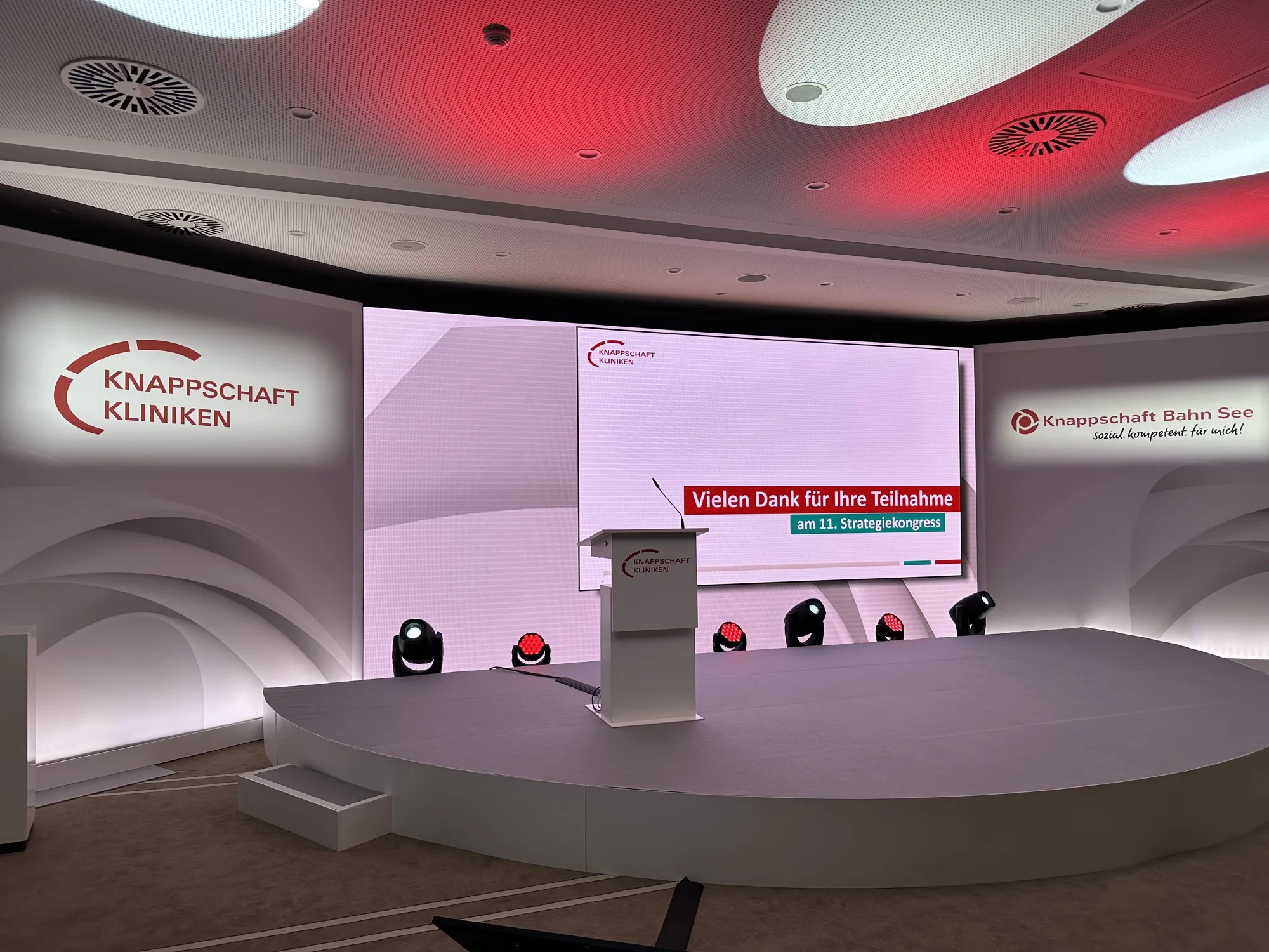 Modular aufgebaute mobile LED-Wand bei einer Veranstaltung