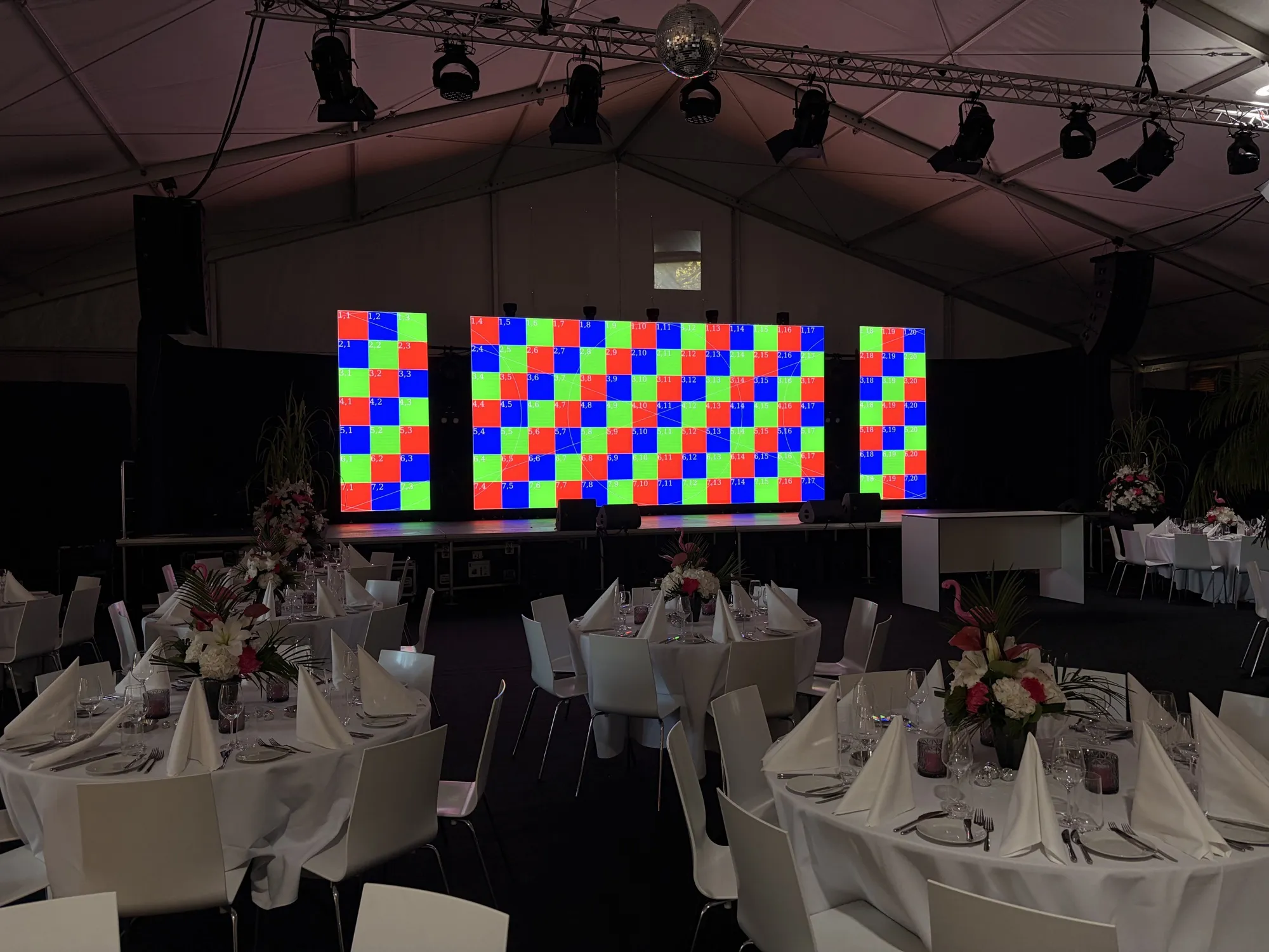 LED-Wände mit Testbild beim Einrichten in einem Eventzelt