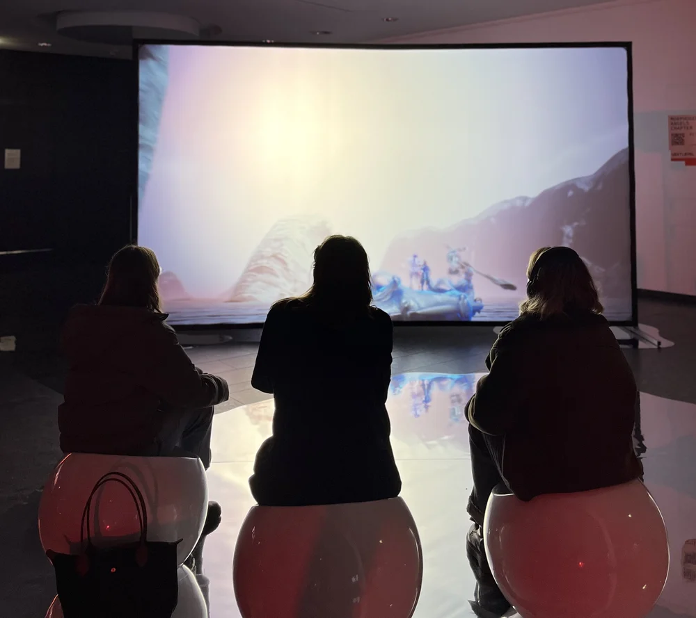 Publikum vor einer immersiven Medieninstallation